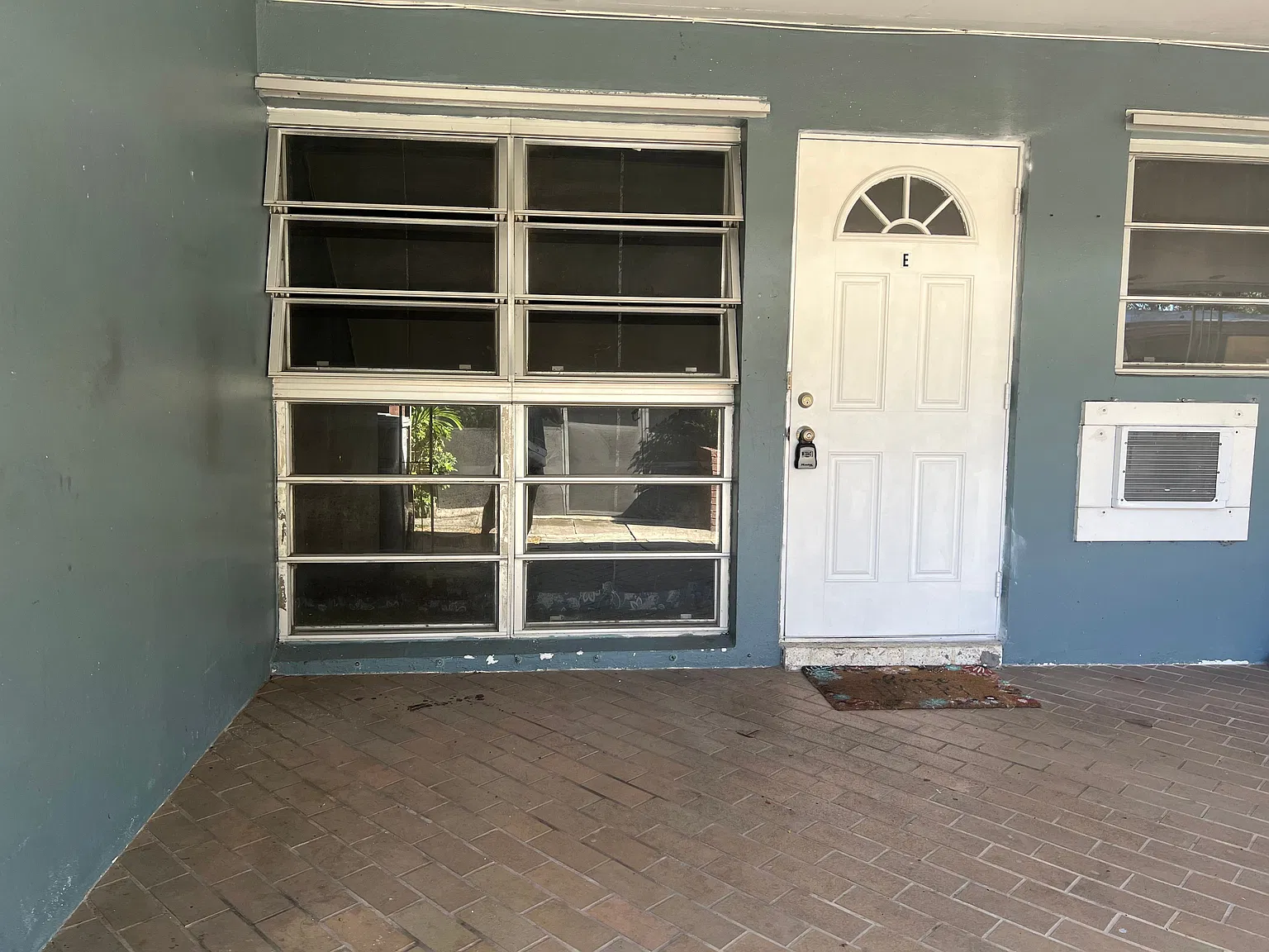 Move-In Ready in a Great Location Near Beaches, Shopping & Dining! — Photo 4