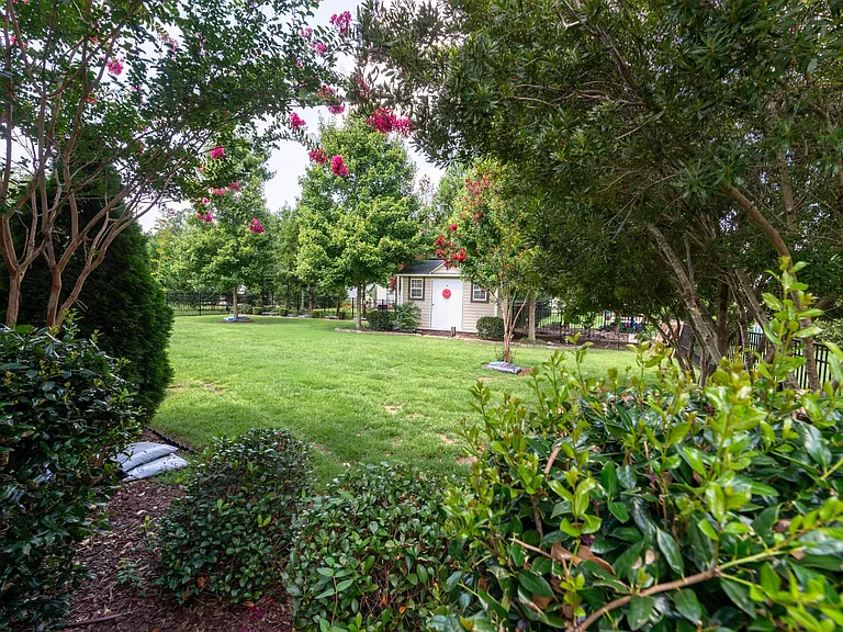 435 Castlebury Ct — Photo 9