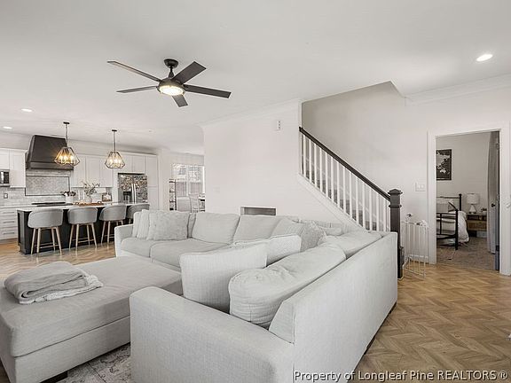 5th image of 18 Oak Forest Dr