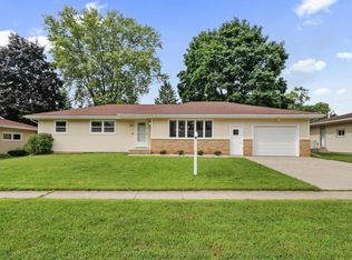 211 6th St, Waunakee, WI 53597