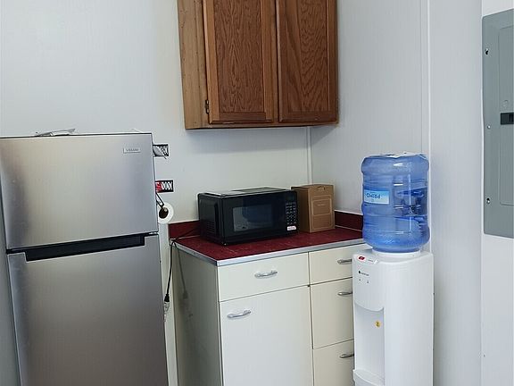 3rd image of 818 W Ocean Avenue