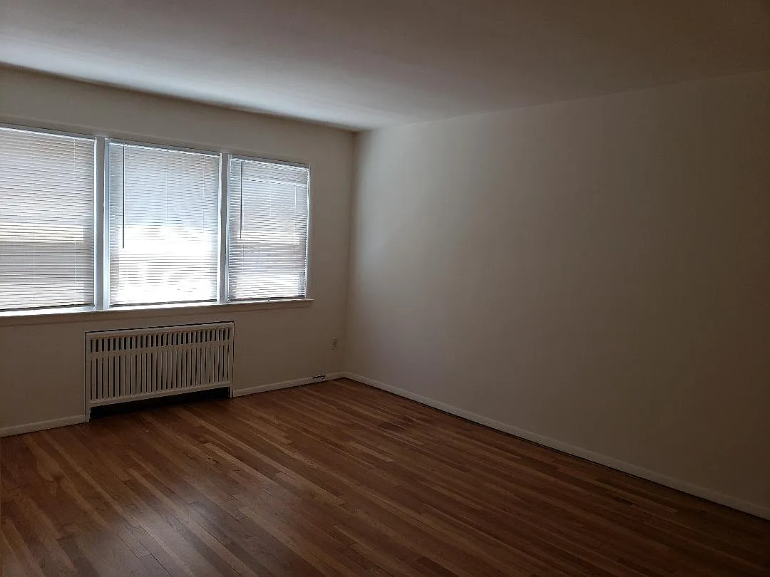 385 Cromwell Ave — Photo 4