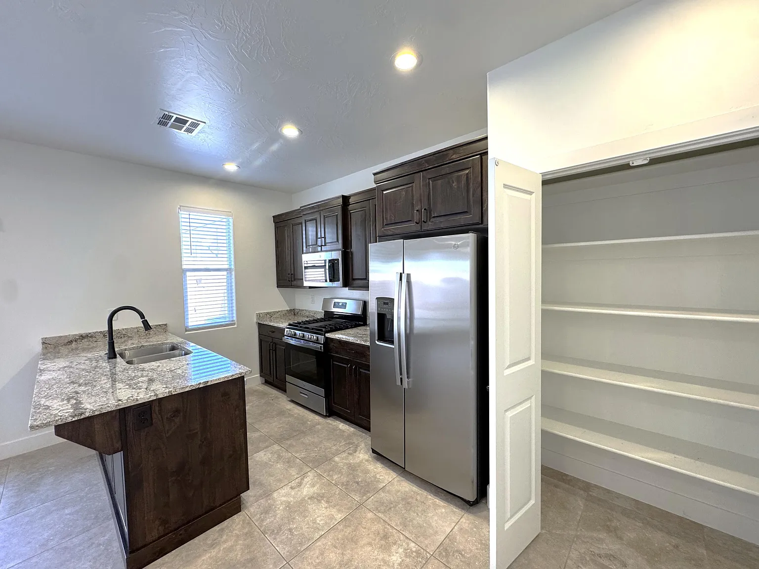 4 bed, 1921 sqft, $1,895 — Photo 4
