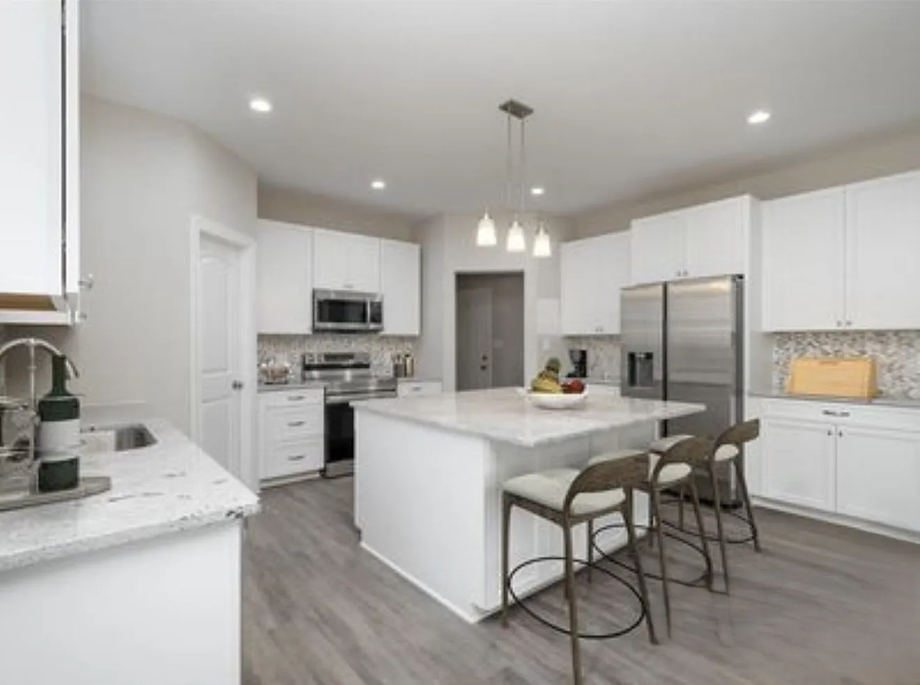 4 bed, 3.5 bath, 2448 sqft, $3,399 — Photo 4