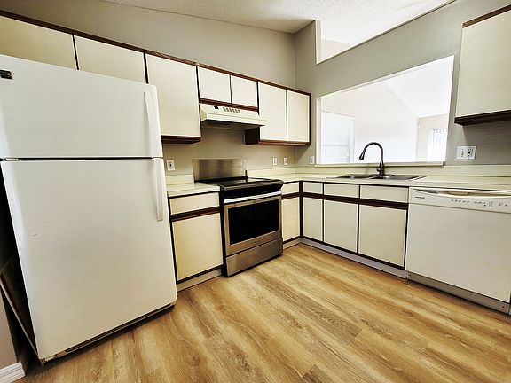 4th image of 2403 King Oak Ct