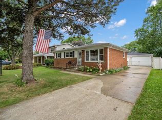 1402 S Robert Dr, Mount Prospect, IL 60056