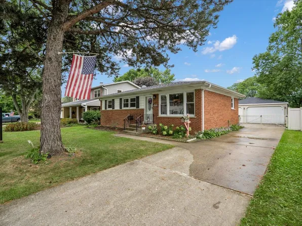 1402 S Robert Dr, Mount Prospect, IL 60056