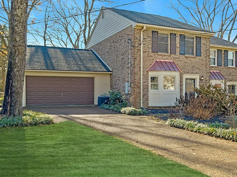 1005 Glendale Ln — Photo 1