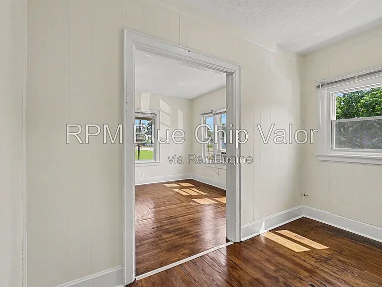 1832 Woodlawn Ave — Photo 11