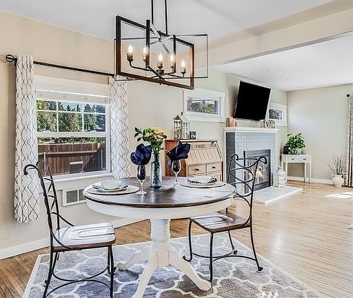 Open dining area, original hardwood floors, new windows, new paint and ready for you.>