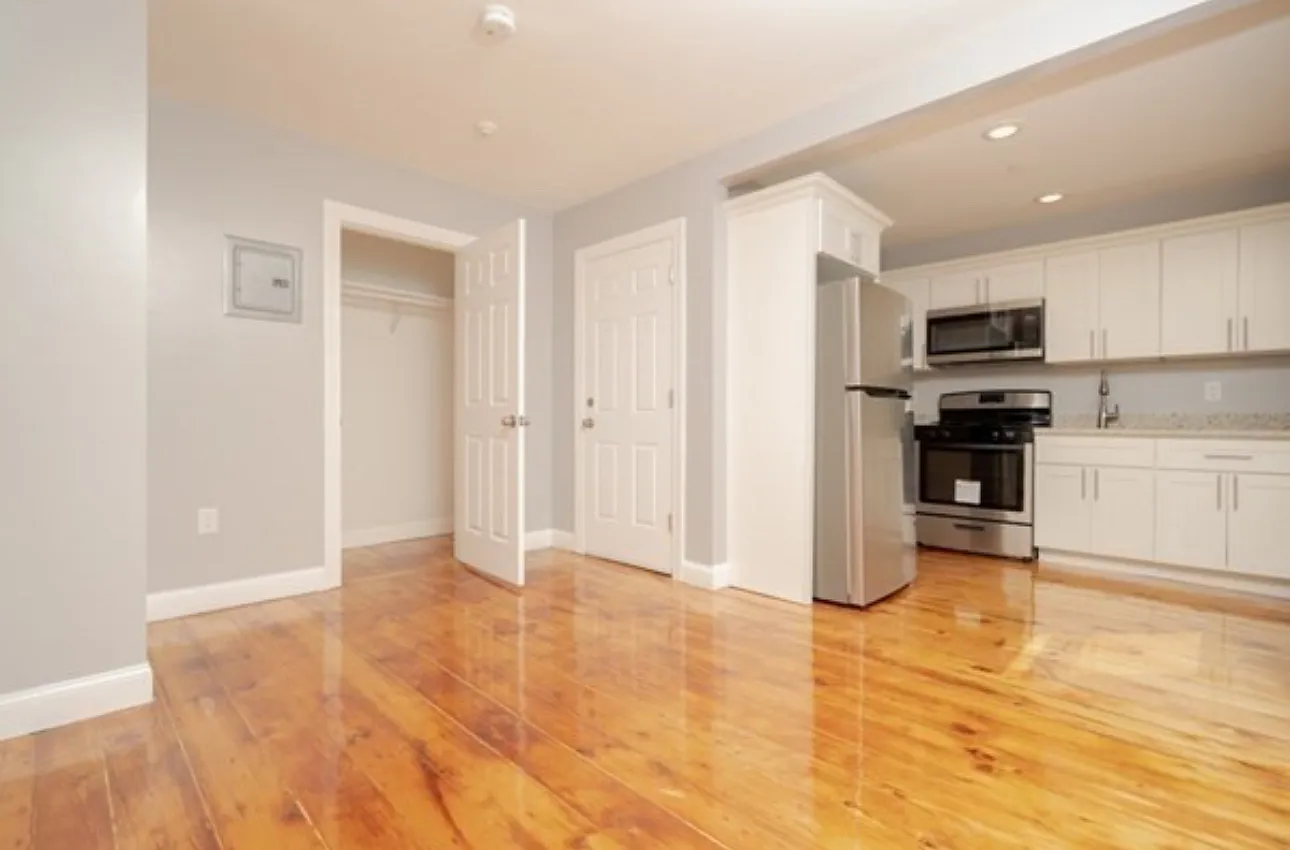 2 Howard St — Photo 4