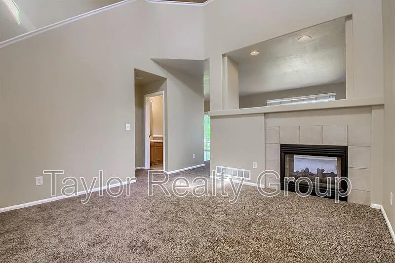 3 bed, 2.5 bath, 2720 sqft, $2,500 — Photo 2