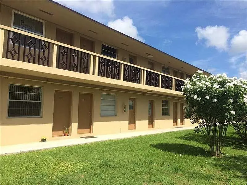 Building Photo - 3901 SW 78th Ct