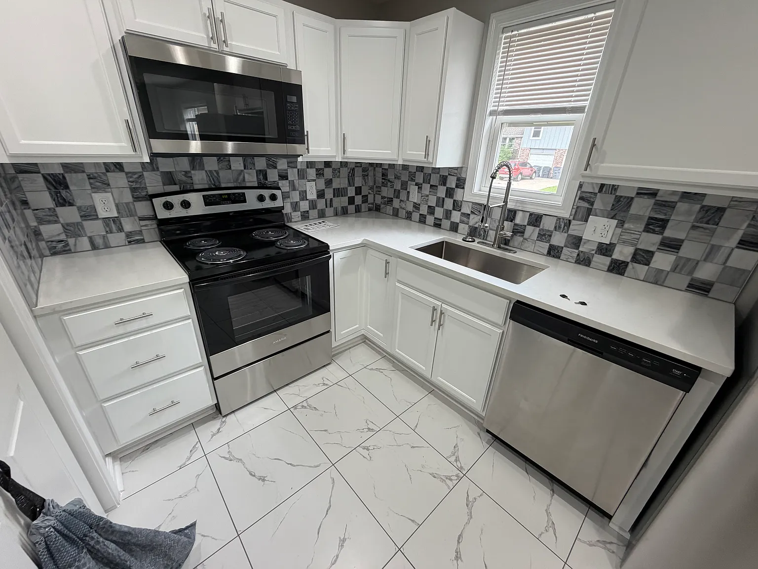 2 bed, 900 sqft, $1,600 — Photo 3