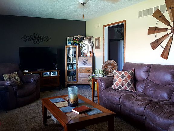 4th image of 25 Walnut Dr