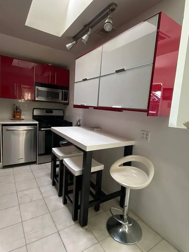 3 bed, 2500 sqft, $6,500 — Photo 4
