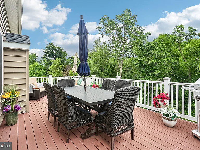 427 Green Meadow Dr — Photo 4