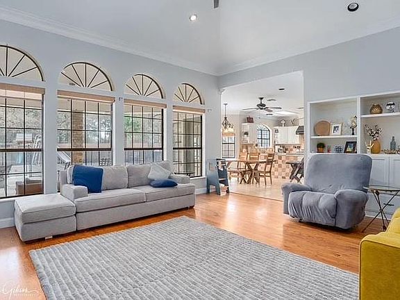 2nd image of 10571 Pineview Cir