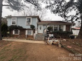 6215 Farm Pond Ln, Charlotte, NC 28212