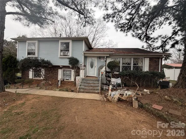 6215 Farm Pond Ln, Charlotte, NC 28212