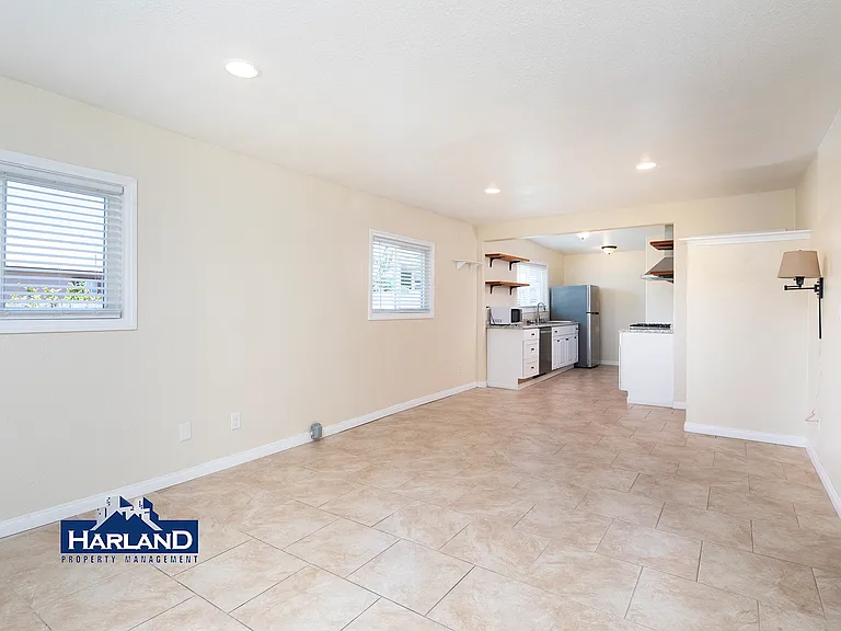 3240 Franklin Ave — Photo 10
