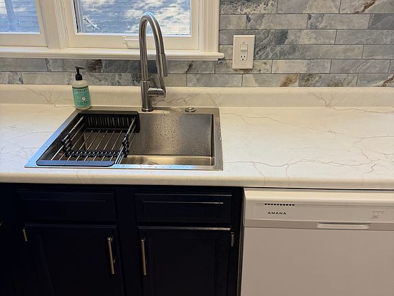 5th image of 1719 Jackson Ave Unit 2