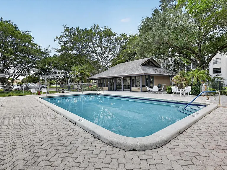 9330 Lagoon Pl #307 — Photo 32