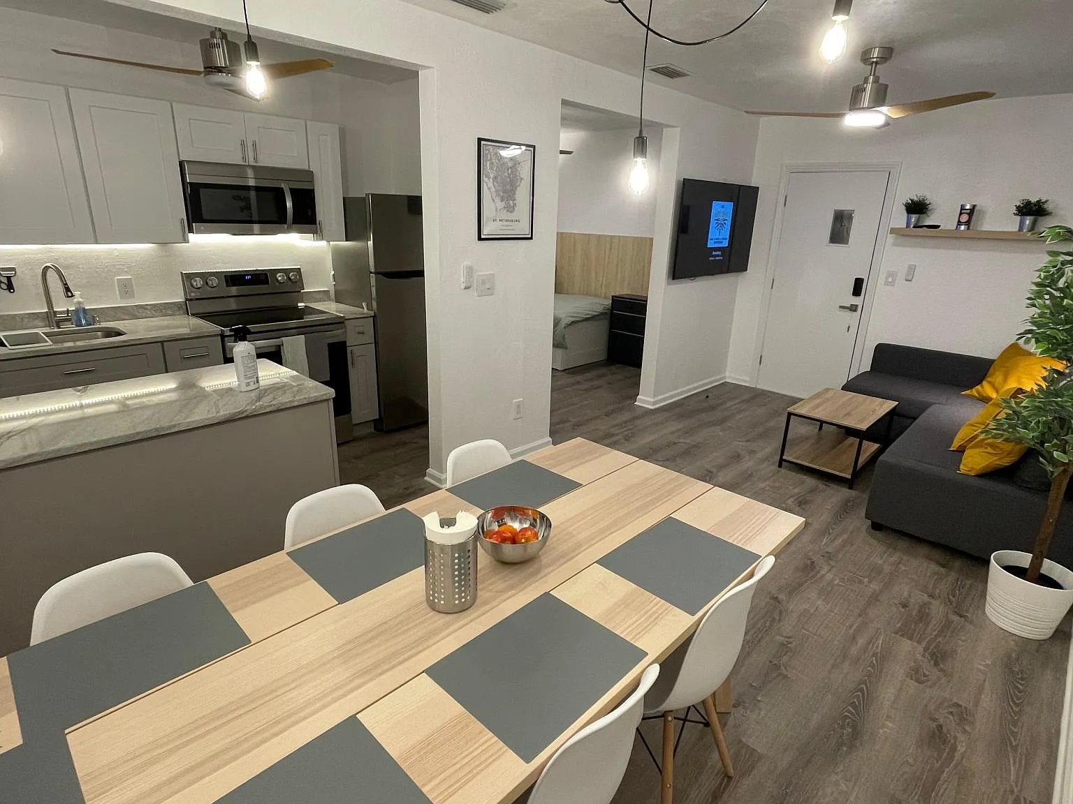 2 bed, 700 sqft, $2,350 — Photo 2
