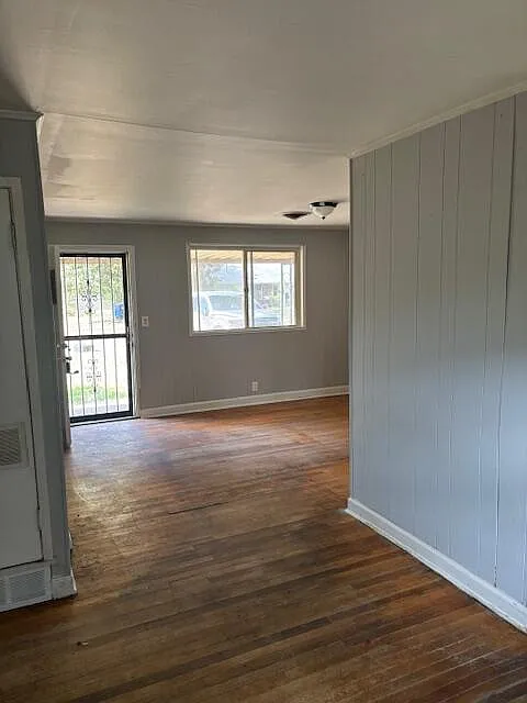 3 bed, 1.0 bath, 1000 sqft, $1,100 — Photo 3