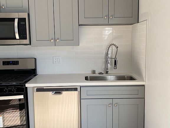 4th image of 542 1/2 S Hobart Blvd #16