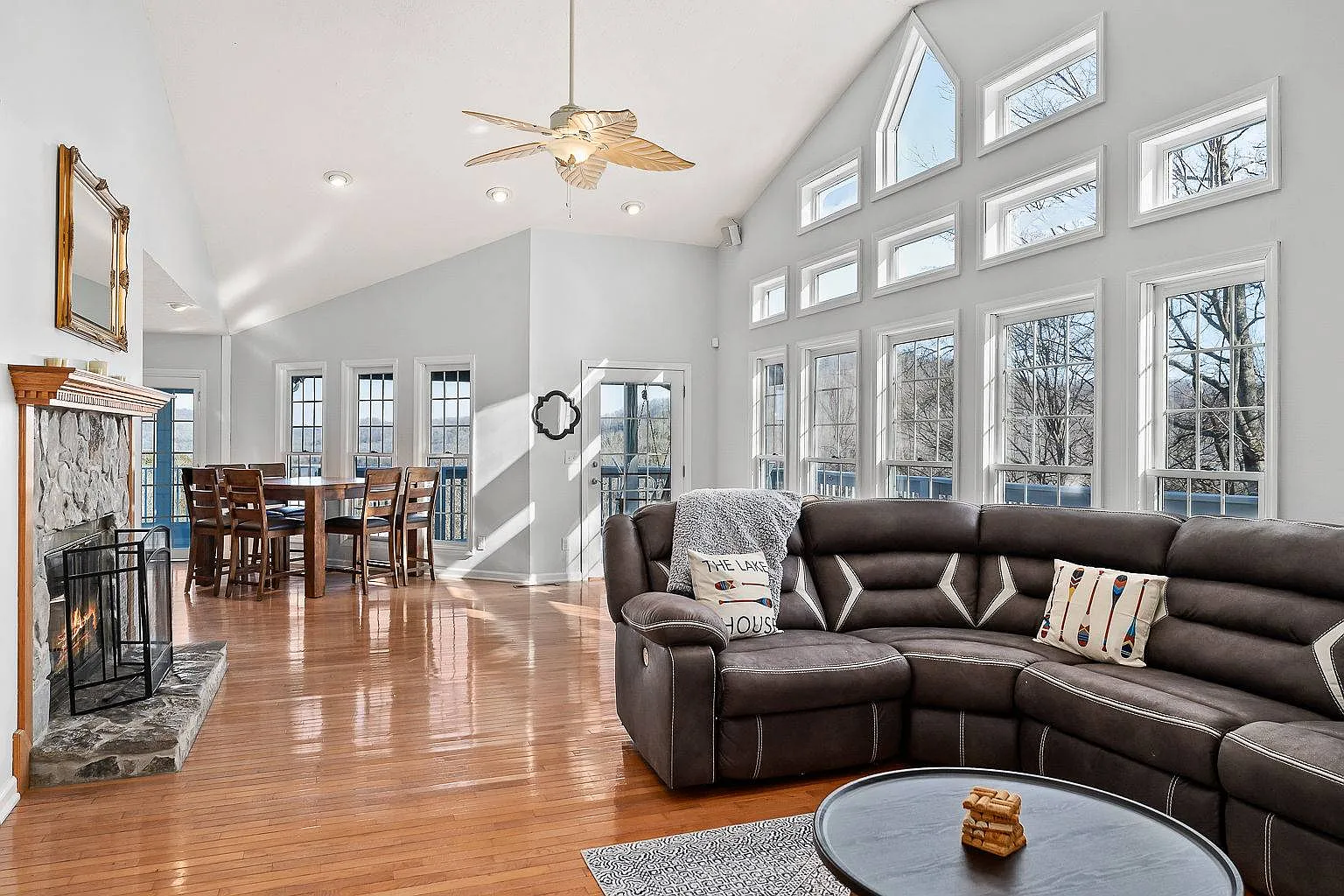 3 bed, 2086 sqft, $3,900 — Photo 3