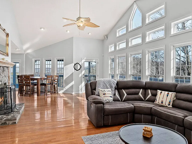 1038 Lakeside Dr — Photo 3