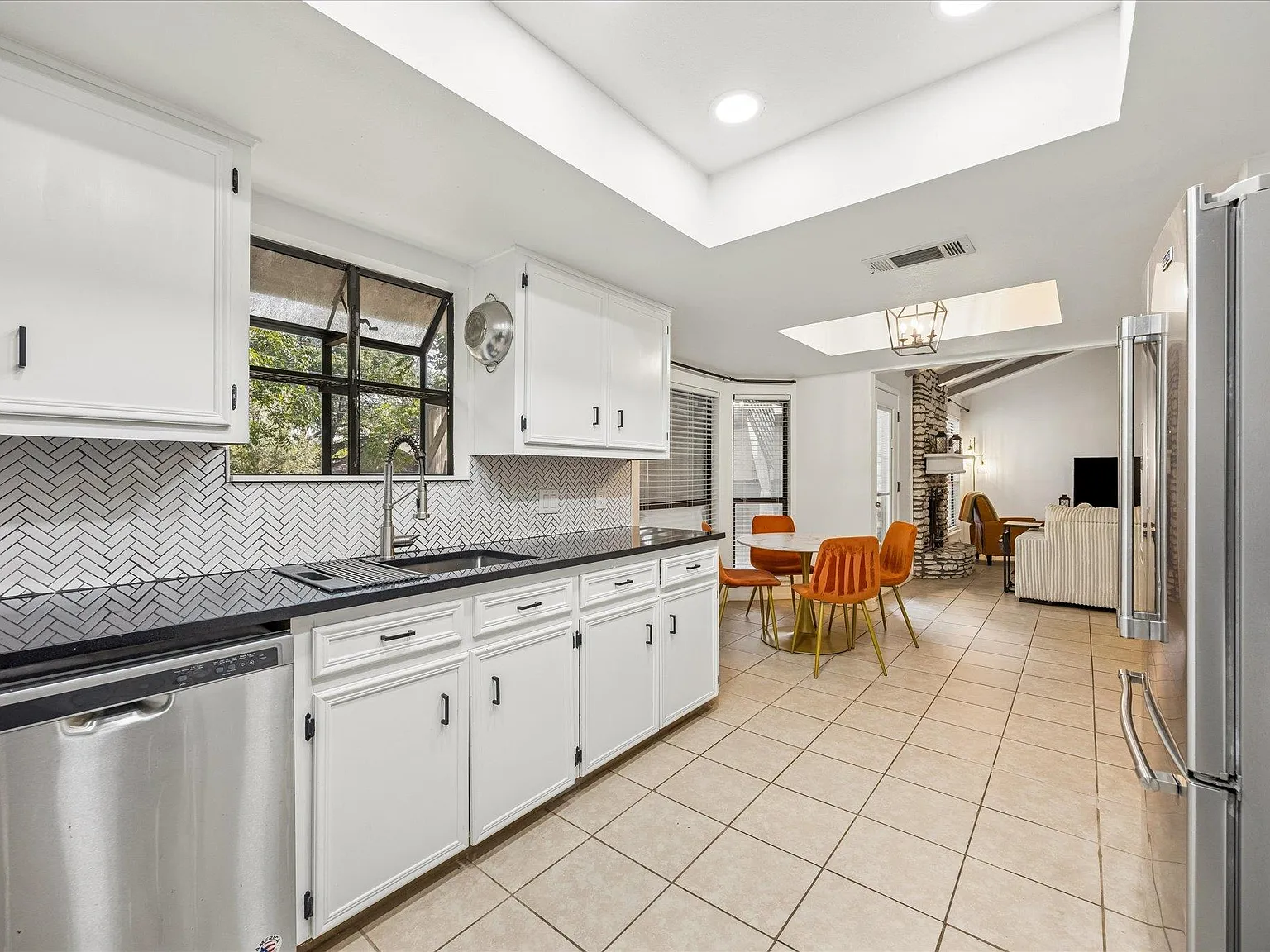 3 bed, 2.0 bath, 1396 sqft, $2,700 — Photo 3