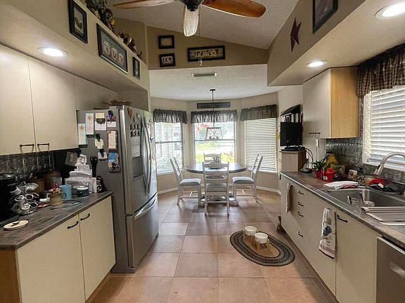 5th image of 1010 Belleflower Dr