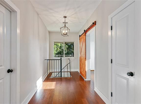 4th image of 409 E Damour St