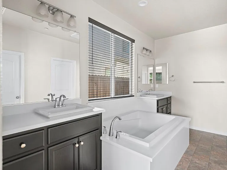 2101 Melody Ln — Photo 10