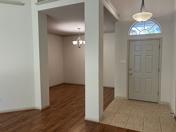 4th image of 2403 Crystal Dr