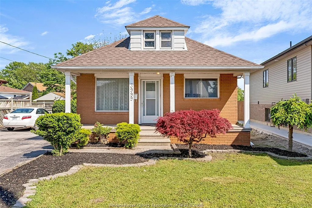 4 bed, $2,500 — Photo 1