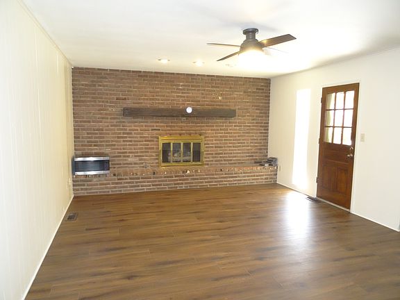 3rd image of 1122 W Cypress St