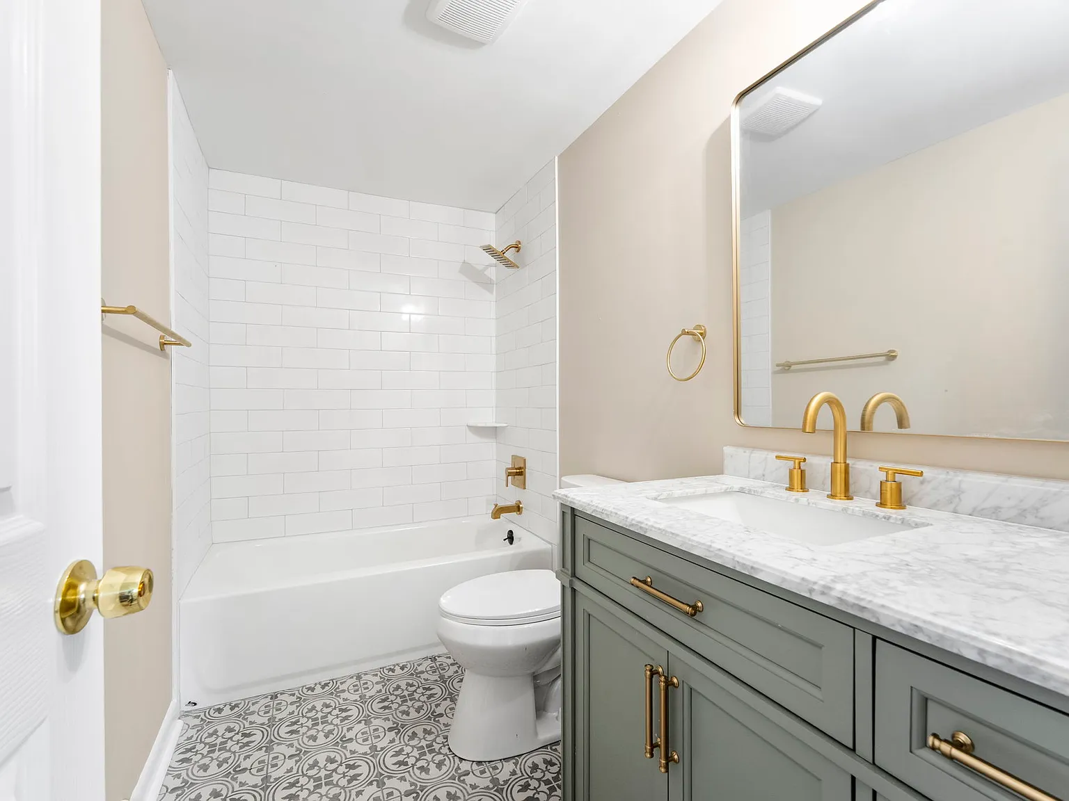 4 bed, 947 sqft, $2,990 — Photo 3
