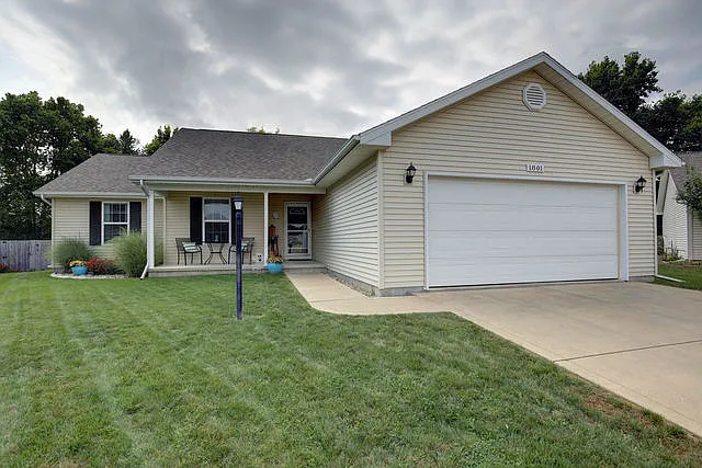1801 E Fairfield Cir photo 1