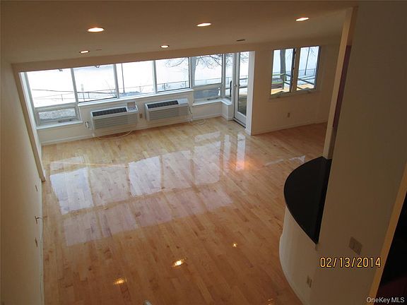 3rd image of 237 Great Neck Rd APT 4B