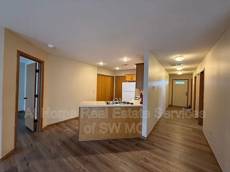 1132 S Clifton Ave — Photo 7
