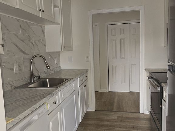 kitchen with Ceramic Back wall