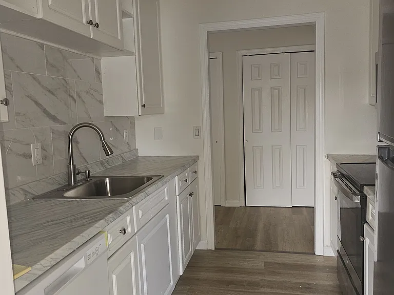 kitchen with Ceramic Back wall
