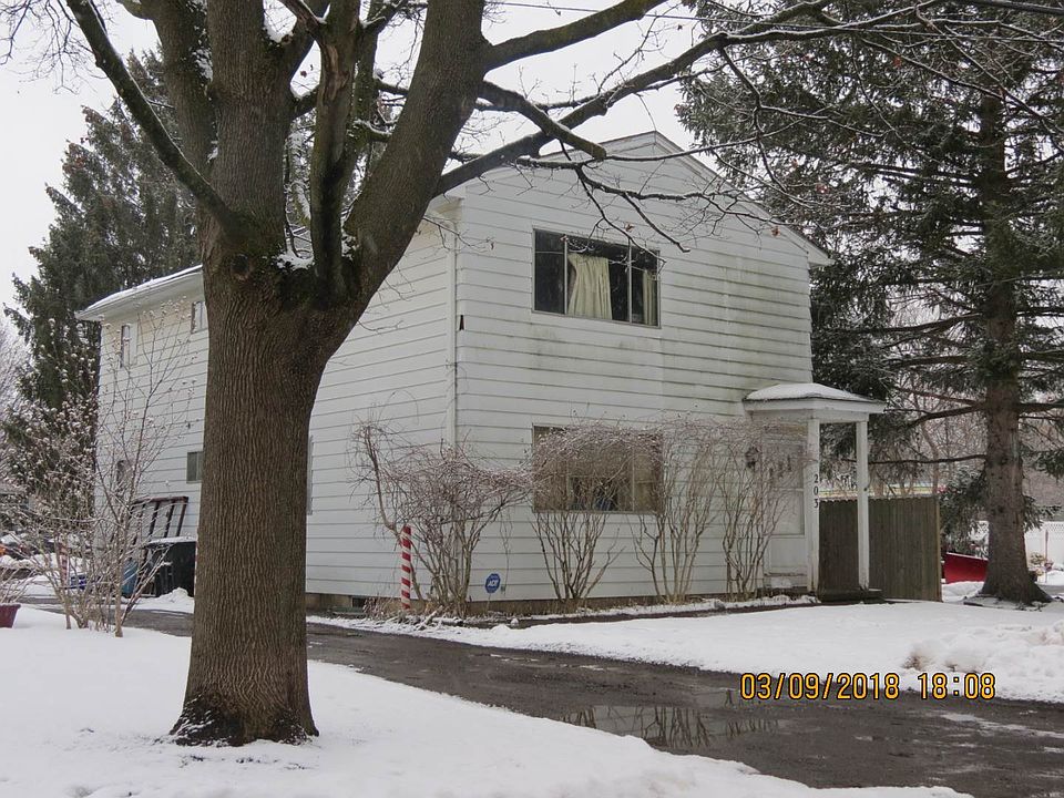 2nd image of 203 Oak St
