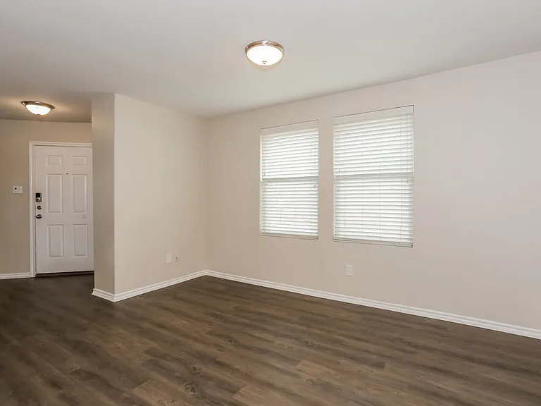 636 Horn St — Photo 5