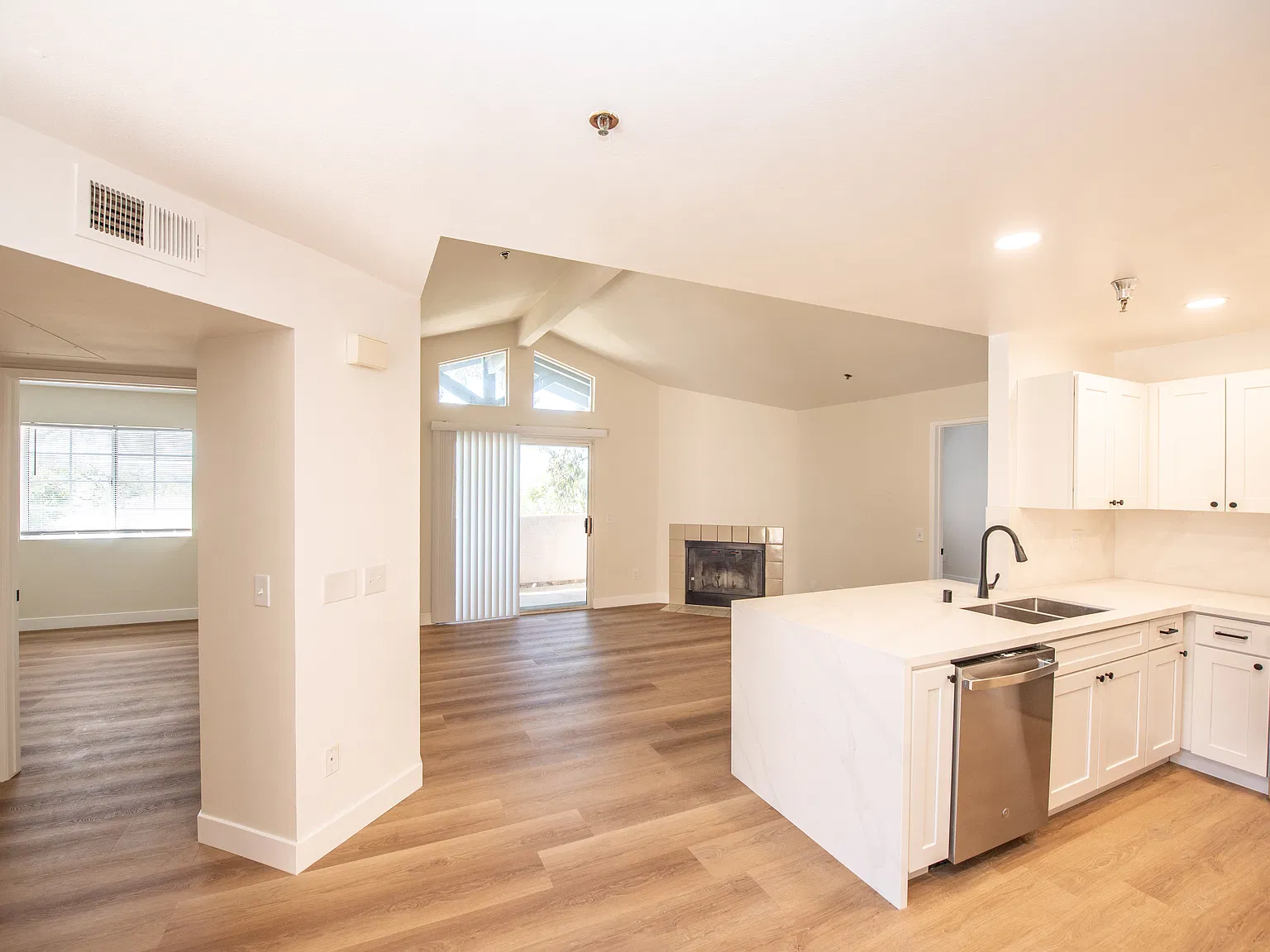 2 bed, 968 sqft, $2,900 — Photo 3
