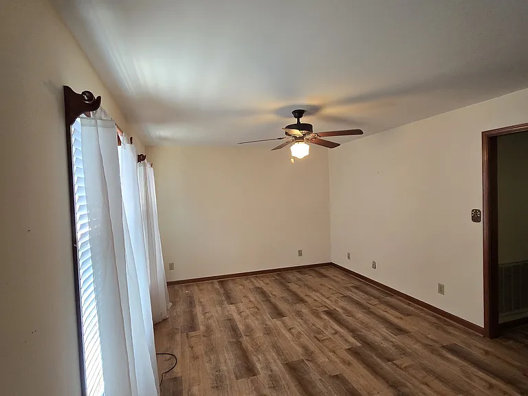 8273 Pond View Dr — Photo 3