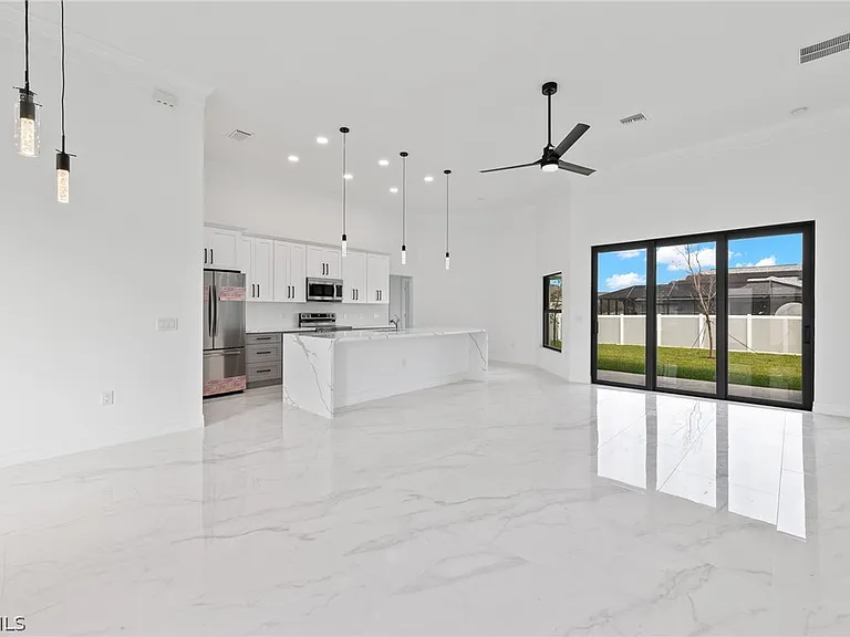 1413 NE 15th Terrace Cpe — Photo 4